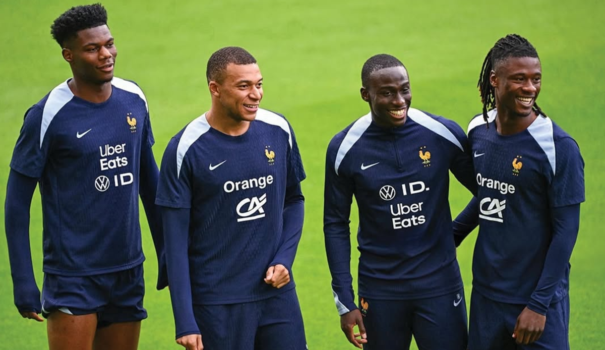 Los franceses del Real Madrid felicitaron a su compañero de selección.
